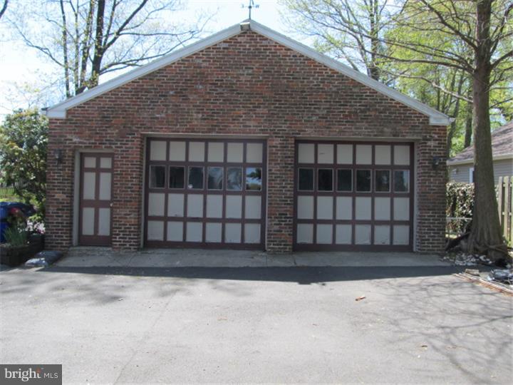 604 East Street Road Warminster, PA 18974 - Photo 7 of 19 Garage