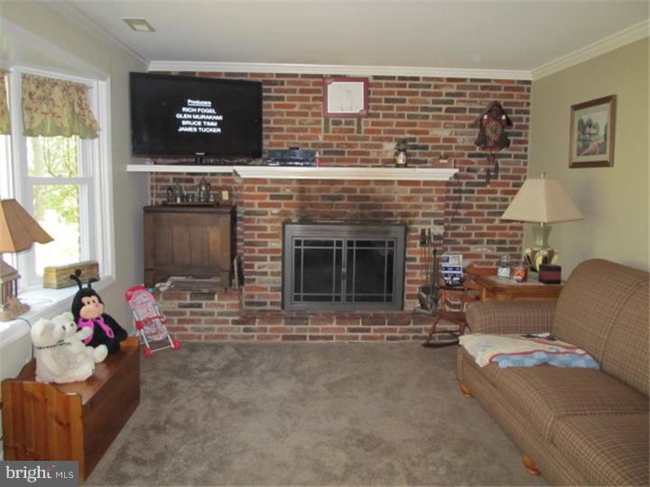 604 East Street Road Warminster, PA 18974 - Photo 9 of 19 Living Room