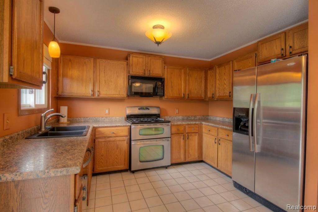 10294 Stark Road Livonia, MI 48150 - Photo 2 of 25 KITCHEN.jpg
