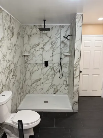 a bathroom with a toilet and a shower