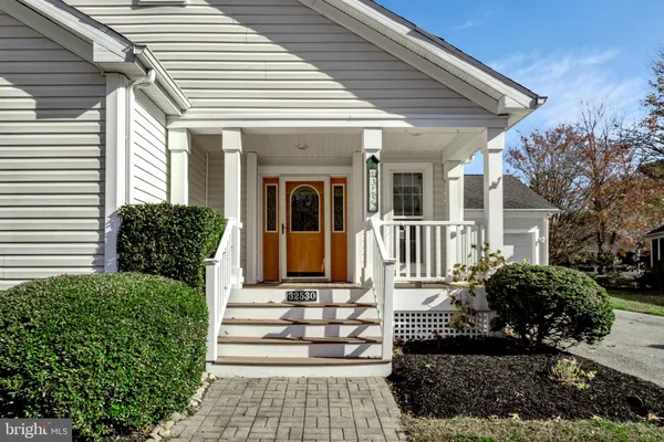 a view of a house with backyard