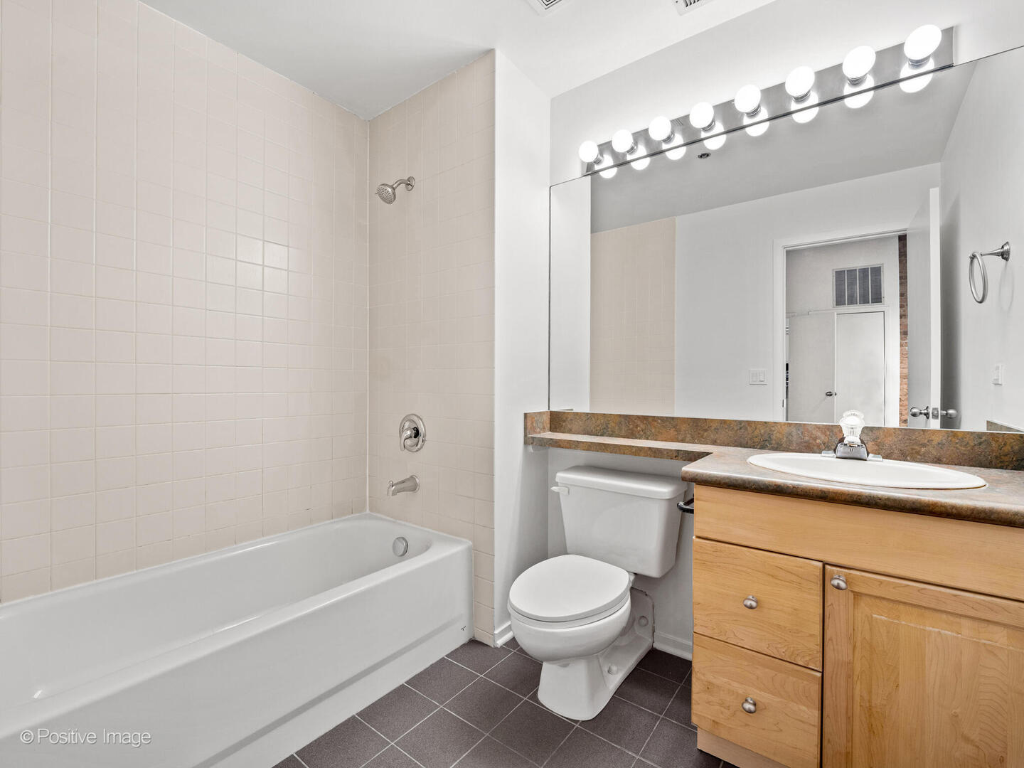 616 West Fulton Street, Unit 614 Chicago, IL 60661 - Photo 11 of 27 a bathroom with a toilet a sink a mirror and bathtub
