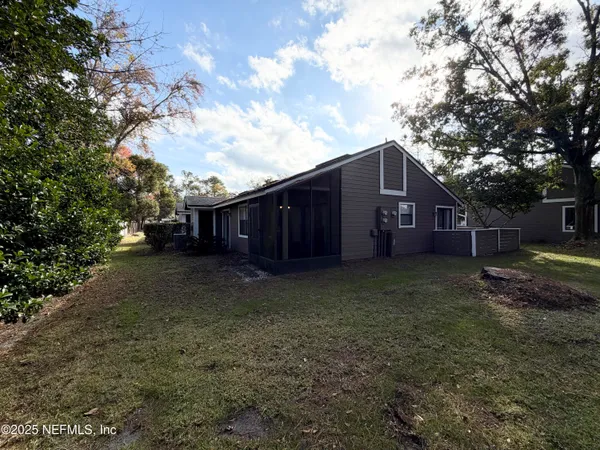 a view of a house with a yard