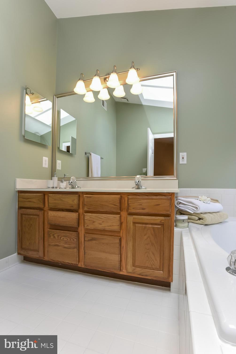 2823 Roesh Way Vienna, VA 22181 - Photo 10 of 22 Bath (Master)