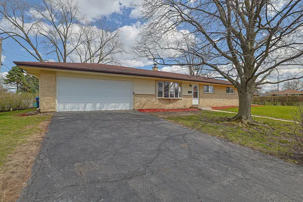 $579,900 | 761 Marshall Drive, Des Plaines, IL 60016