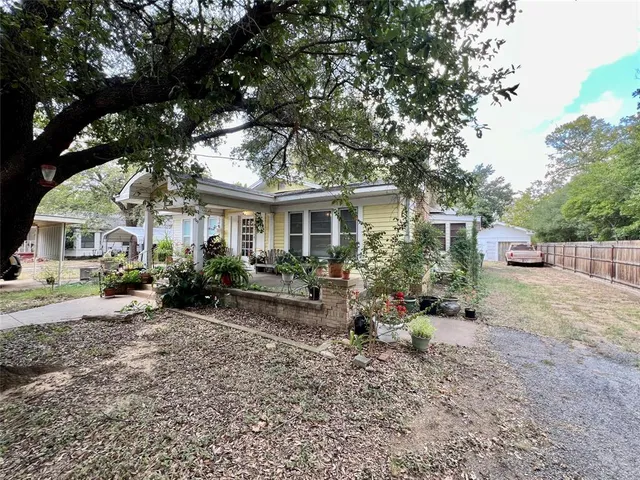 a view of a house with backyard and sitting area