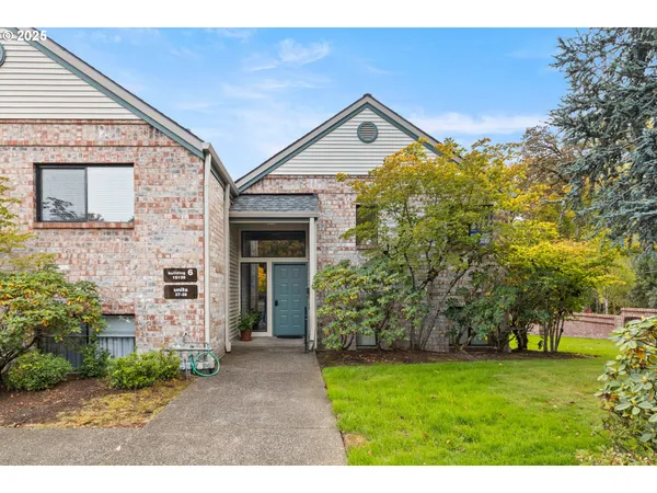 a view of a front of house with a yard