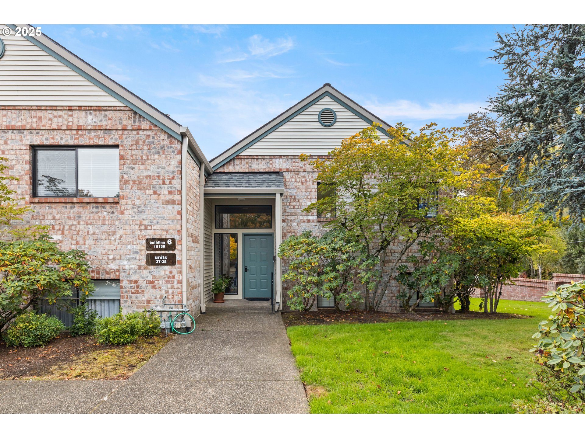 a view of a front of house with a yard