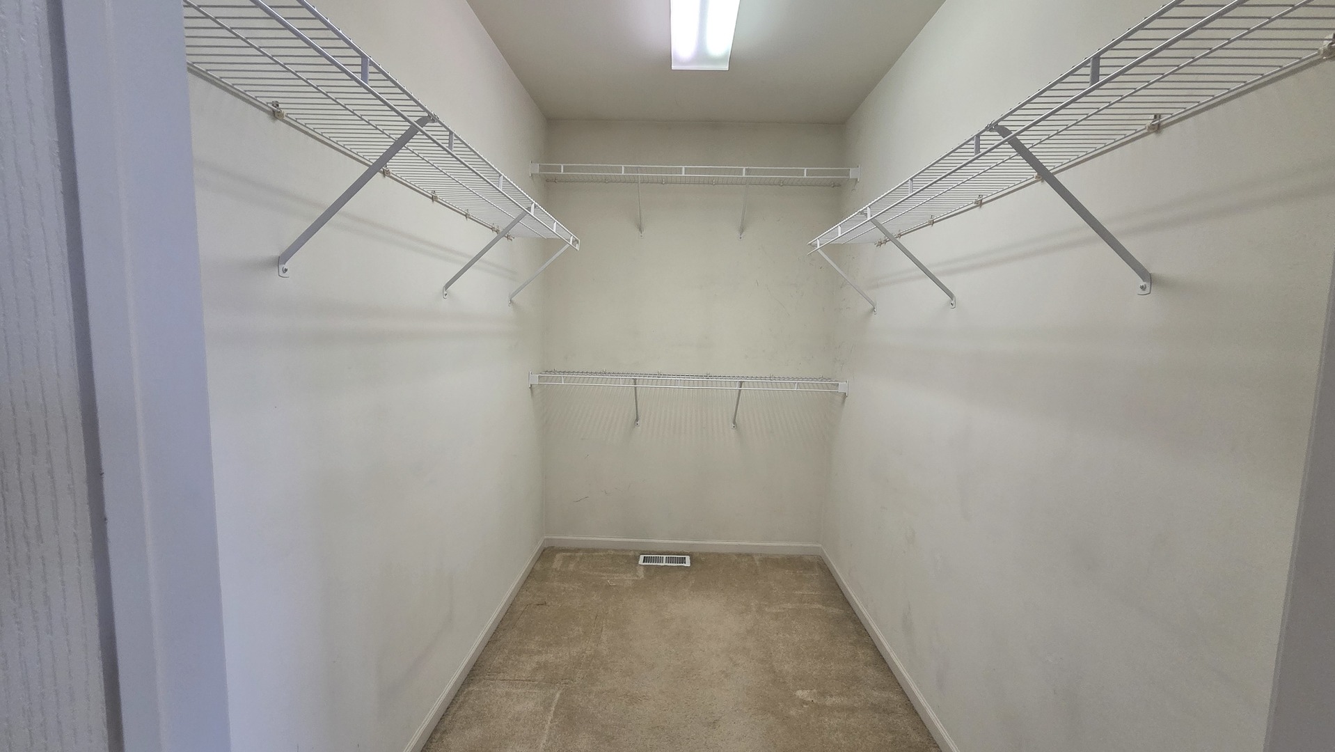 2444 Emily Lane, Unit 2444 Elgin, IL 60124 - Photo 13 of 22 a view of a small room