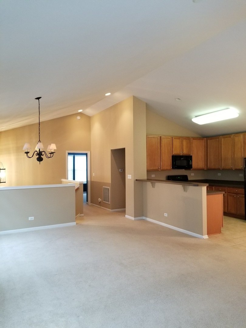2444 Emily Lane, Unit 2444 Elgin, IL 60124 - Photo 4 of 22 a view of kitchen with refrigerator stove and a oven