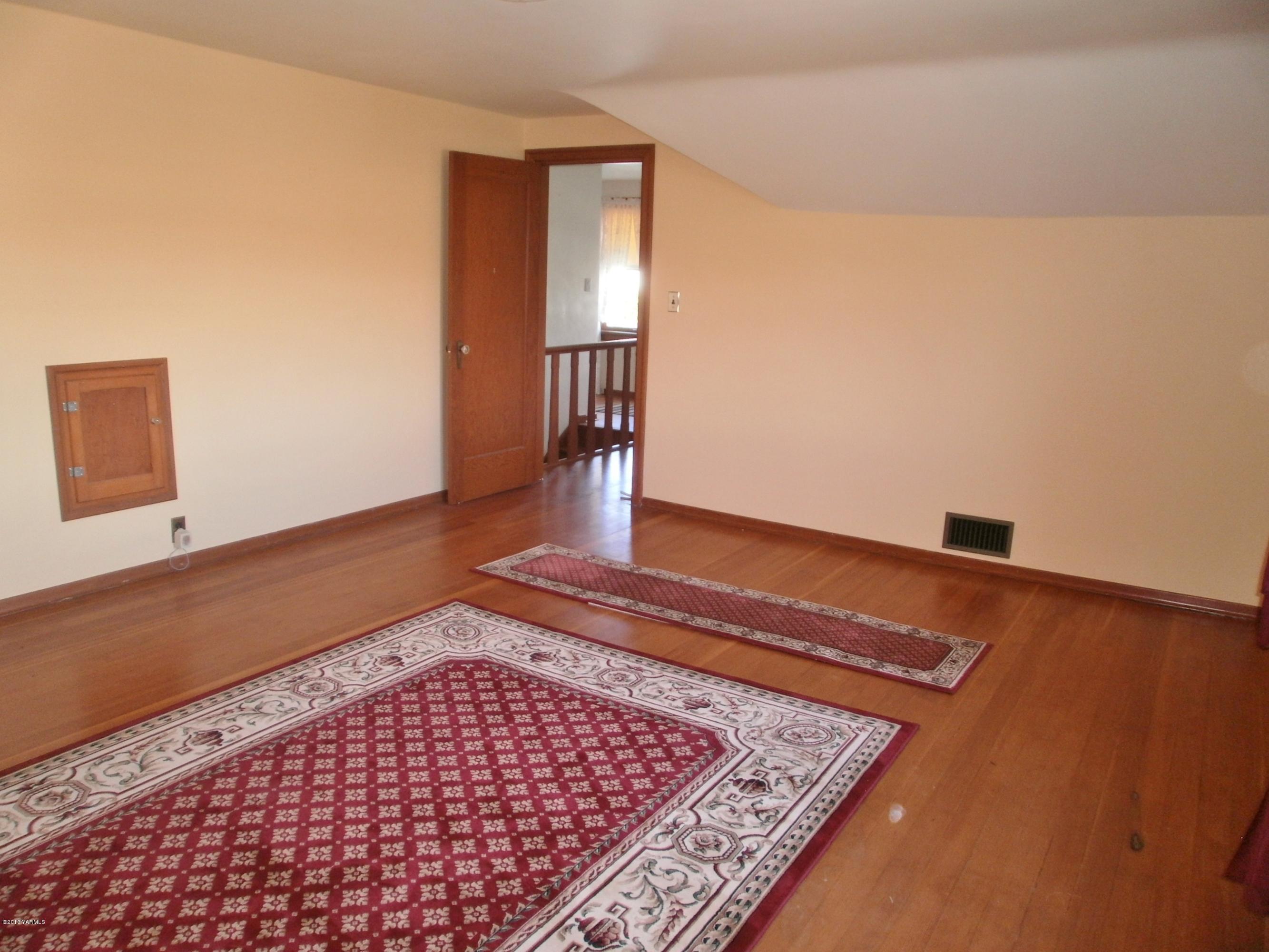 602 Estes Road Yakima, WA 98908 - Photo 14 of 66 Upper Level Bedroom, Opposite View