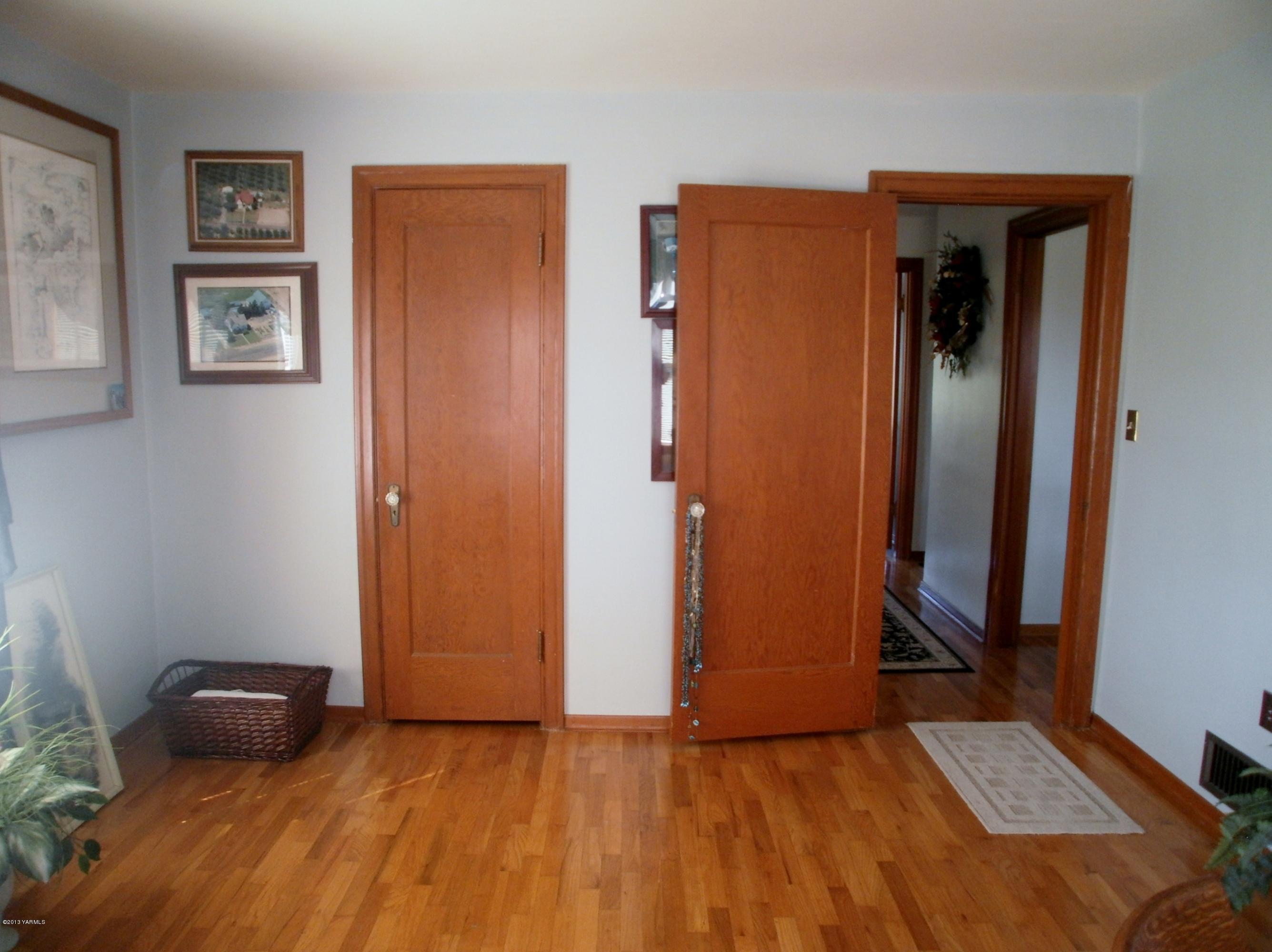 602 Estes Road Yakima, WA 98908 - Photo 22 of 66 3rd Bedroom, Opposite View