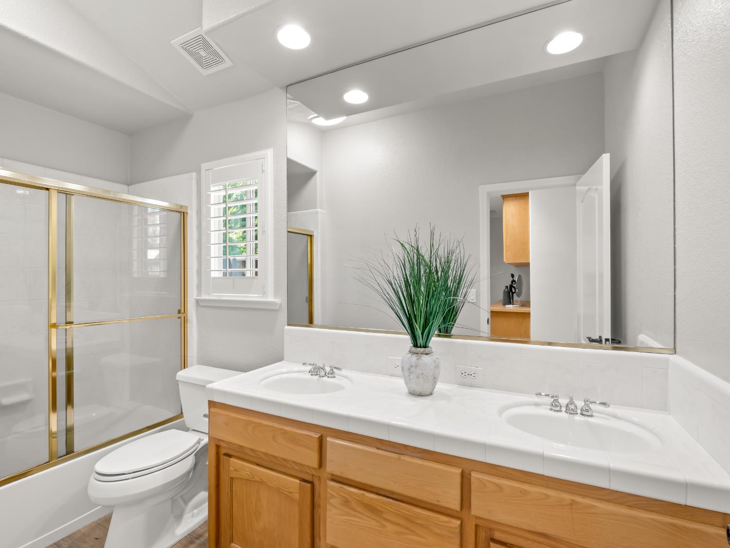 1582 East Revere Road Fresno, CA 93720 - Photo 24 of 48 Bath 1
