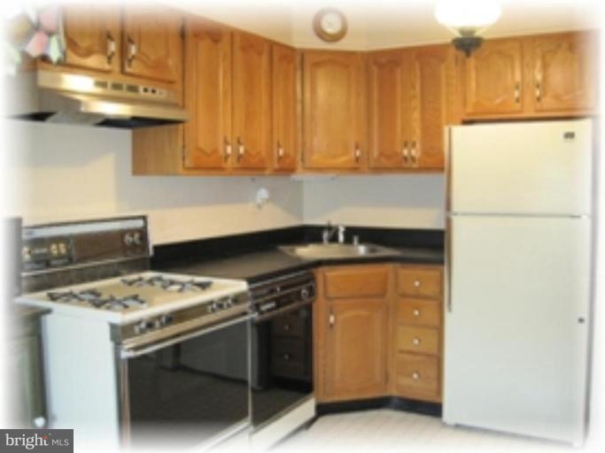 551 Shipley Road Linthicum Heights, MD 21090 - Photo 3 of 13 Kitchen