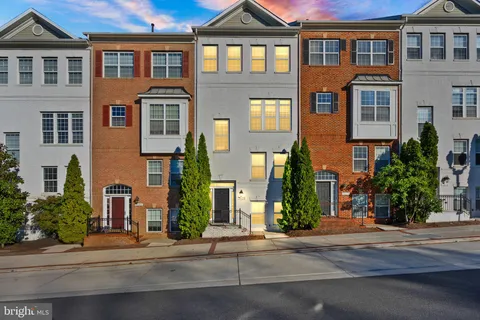 $774,900 | 4025 Columbia Pike, Arlington, VA 22204
