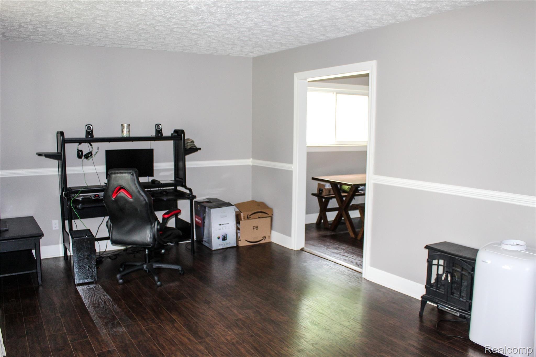 739 Meadowlake Road Canton, MI 48188 - Photo 7 of 44 Living Room.jpg