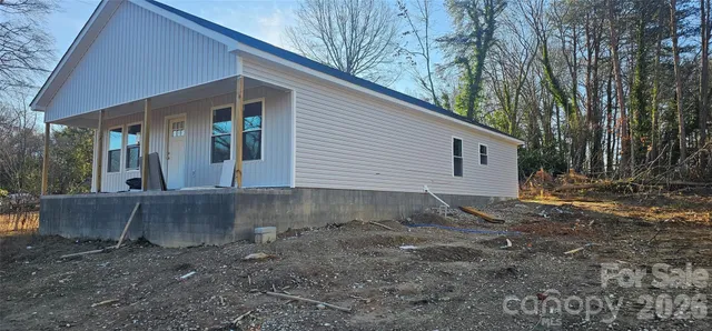 a view of a house with a backyard