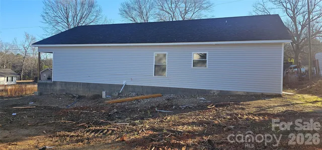 a front view of house with yard