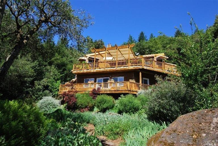 a view of a house with a trees