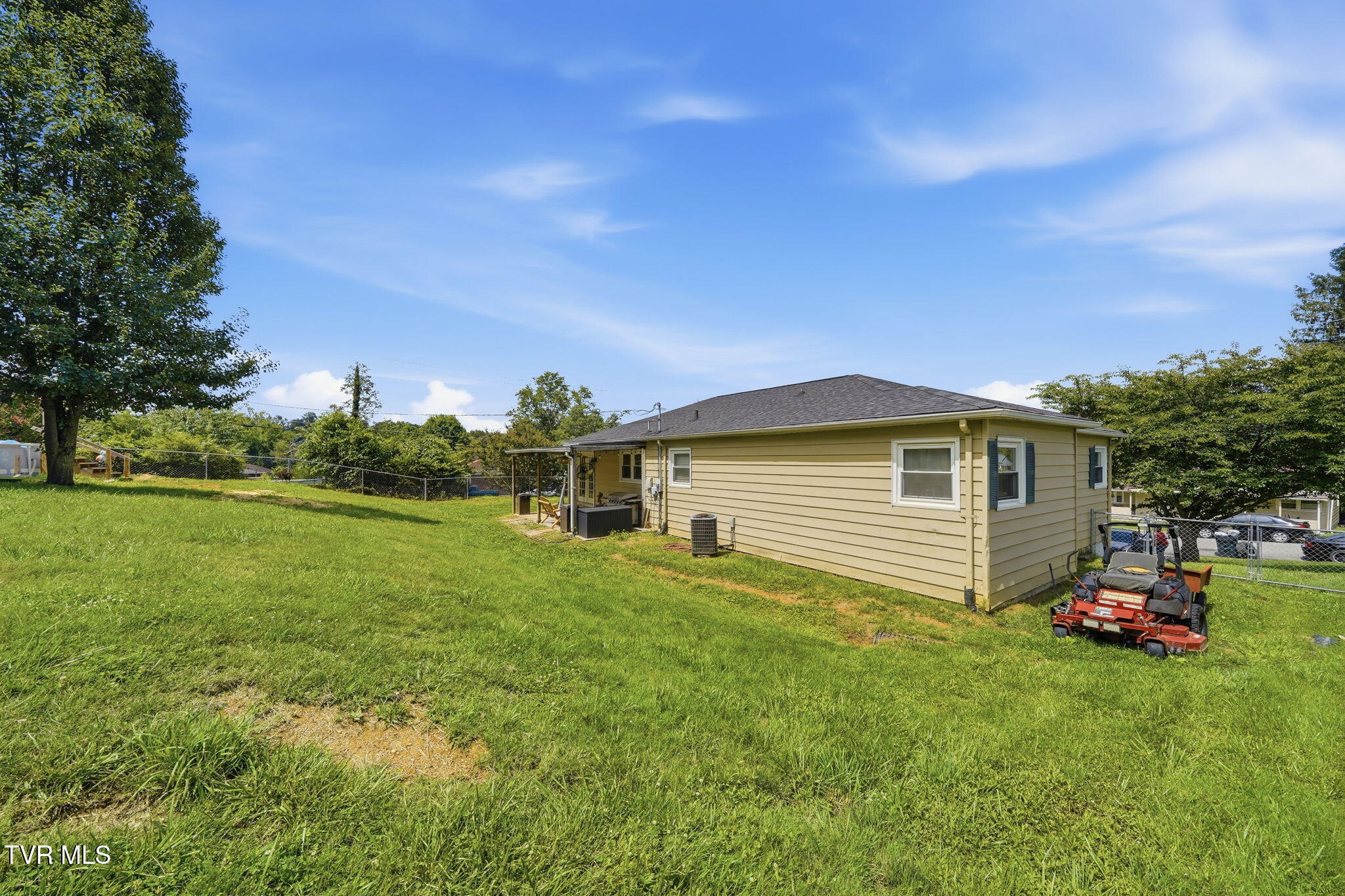 401 Seminole Road Bristol, VA 24201 - Photo 22 of 24 26-web-or-mls-028_JH 20260714-106