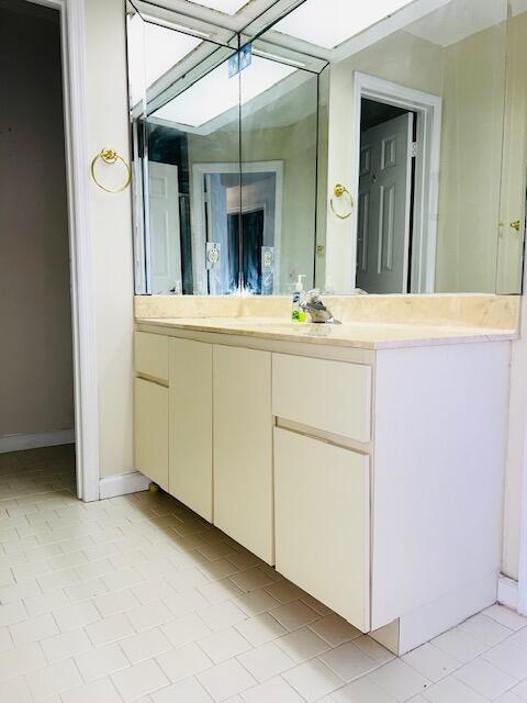 5621 Coach House Circle Boca Raton, FL 33486 - Photo 14 of 26 GUEST BATH