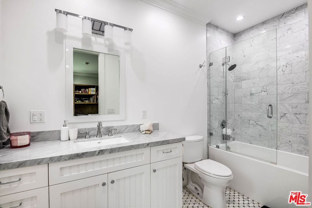 14920 Addison Street Sherman Oaks, CA 91403 - Photo 38 of 52 a bathroom with a double vanity sink toilet mirror and bathtub