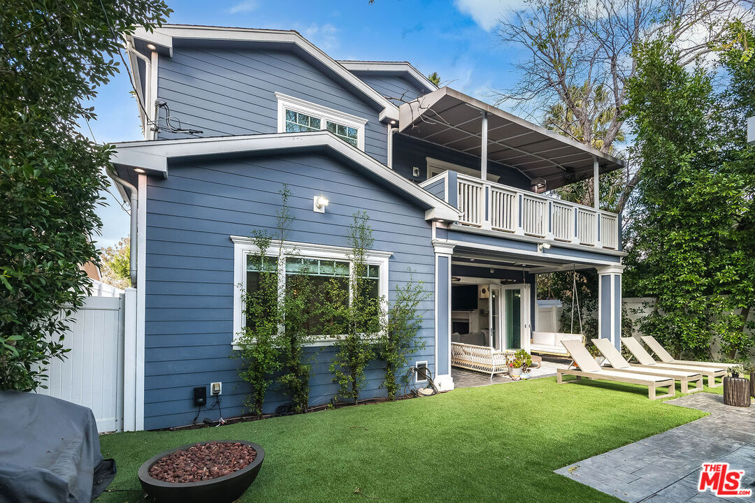 14920 Addison Street Sherman Oaks, CA 91403 - Photo 52 of 52 a view of a house with a yard back yard