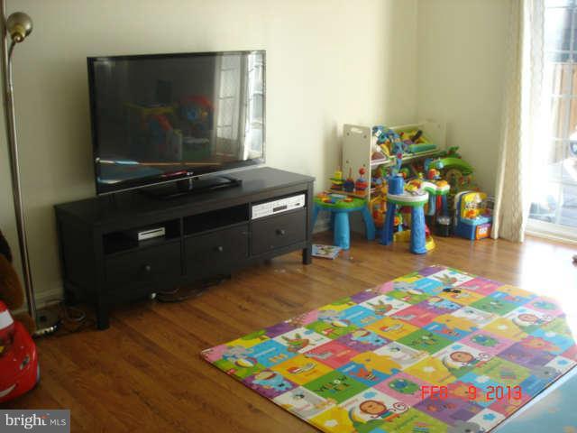 43 Oak Shade Road Gaithersburg, MD 20878 - Photo 6 of 10 Living Room