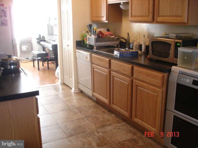 43 Oak Shade Road Gaithersburg, MD 20878 - Photo 8 of 10 Kitchen