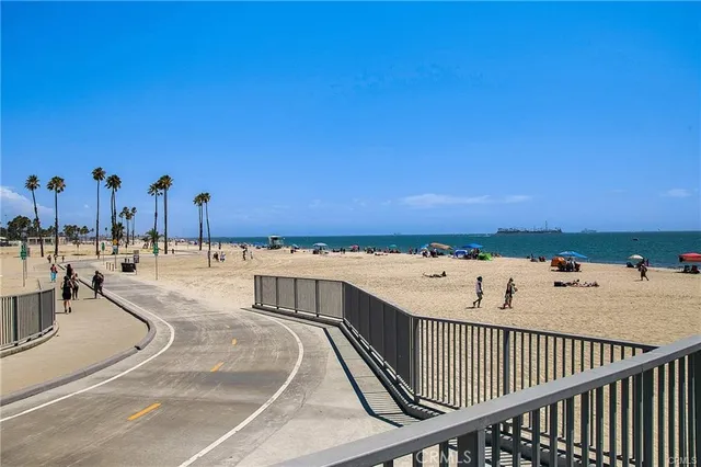 $399,900 | 3265 Santa Fe Avenue, Unit 60, Long Beach, CA 90810