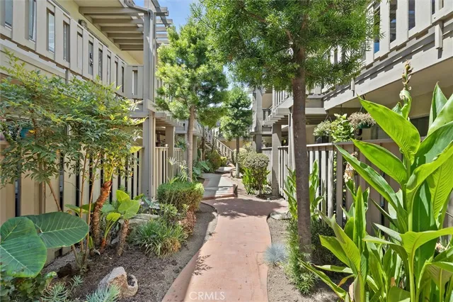 $399,900 | 3265 Santa Fe Avenue, Unit 60, Long Beach, CA 90810
