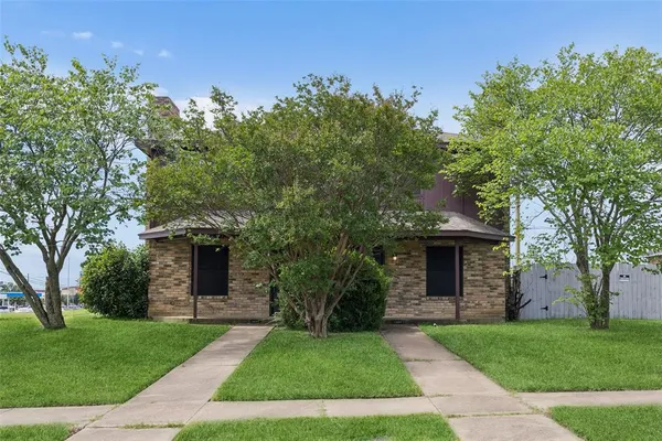 $410,000 | 1401 Brook Meadow Circle, Lancaster, TX 75134