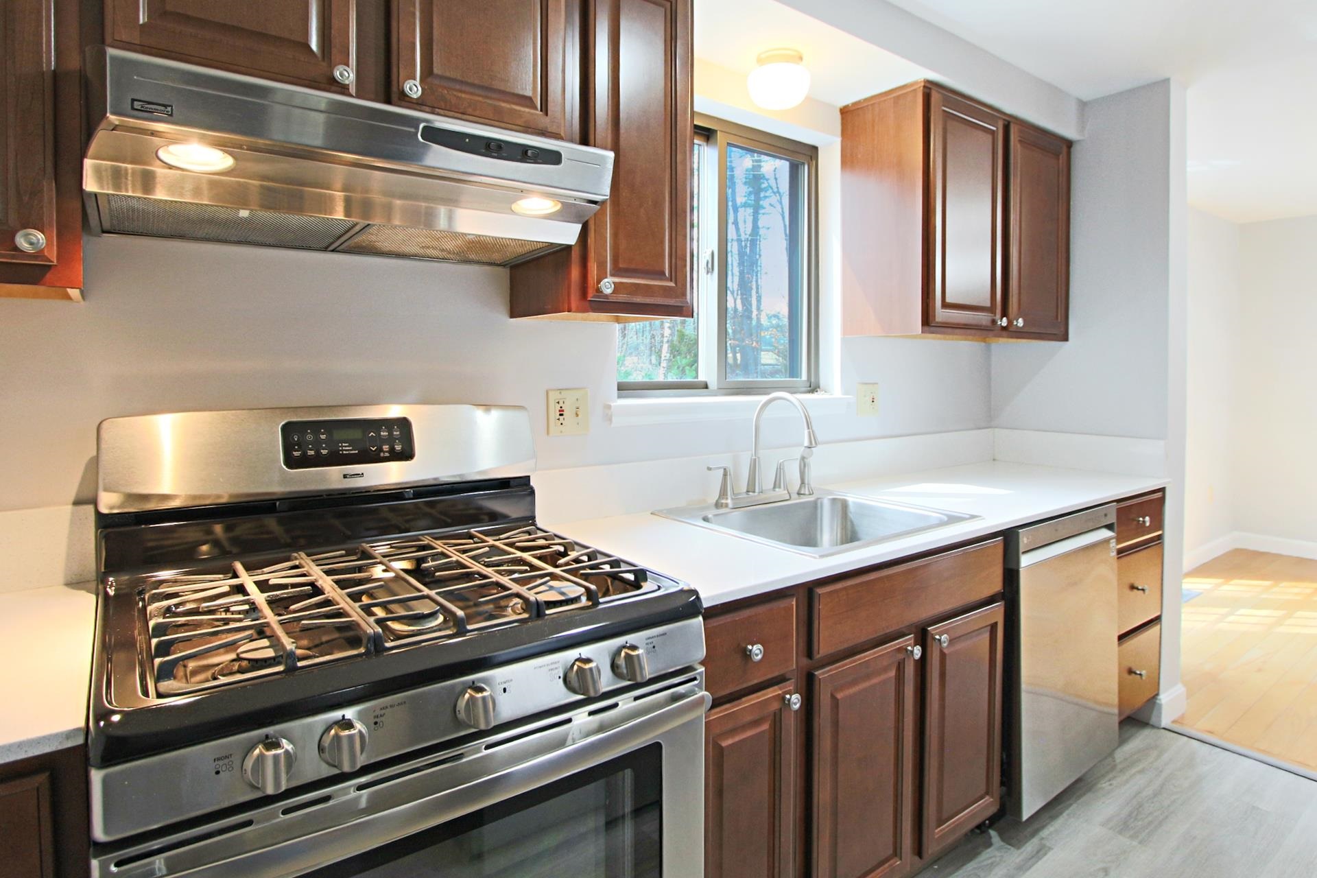 10 Killian Court Merrimack, NH 03054 - Photo 3 of 46