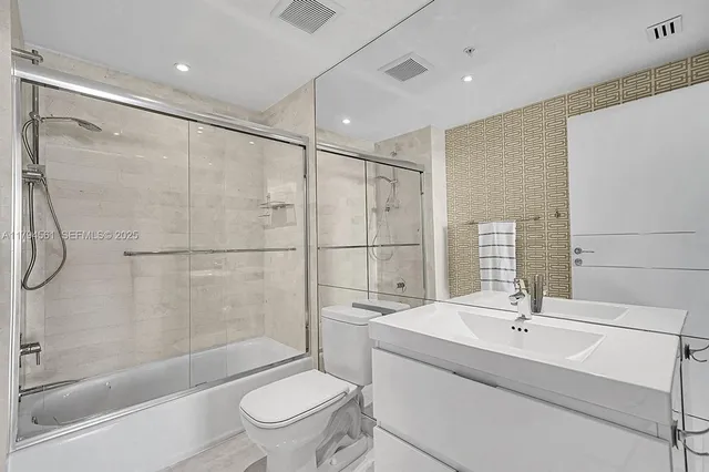 $1,375,000 | 17111 Biscayne Boulevard, Unit 2208, Aventura, FL 33160