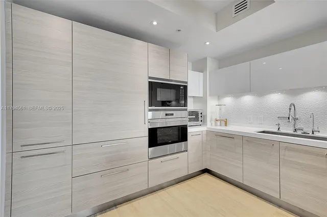 $1,375,000 | 17111 Biscayne Boulevard, Unit 2208, Aventura, FL 33160