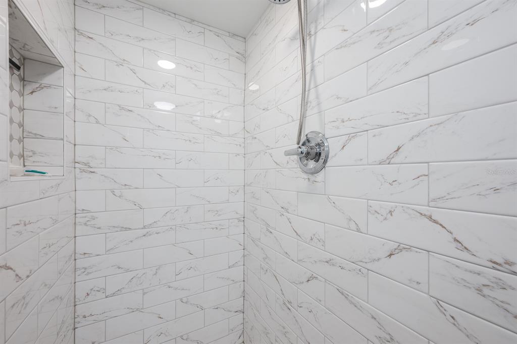 4224 Lake Underhill Road, Unit 8B5 Orlando, FL 32803 - Photo 15 of 40 a bathroom with a shower