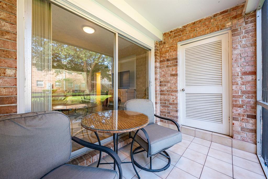 4224 Lake Underhill Road, Unit 8B5 Orlando, FL 32803 - Photo 21 of 40 a dining room with furniture and window