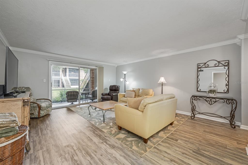 4224 Lake Underhill Road, Unit 8B5 Orlando, FL 32803 - Photo 4 of 40 a living room with furniture and a window
