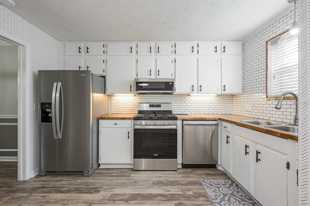 4224 Lake Underhill Road, Unit 8B5 Orlando, FL 32803 - Photo 9 of 40 a kitchen with cabinets stainless steel appliances and a window