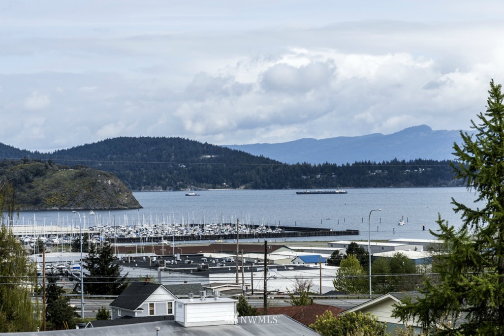 3814 R Avenue Anacortes, WA 98221 - Photo 1 of 19 Gallery Image 1