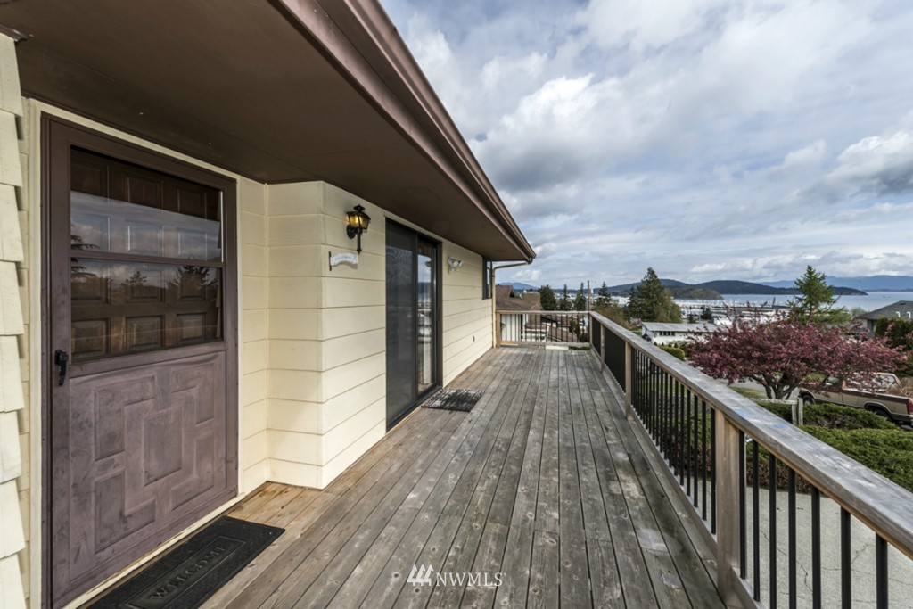 3814 R Avenue Anacortes, WA 98221 - Photo 3 of 19 Gallery Image 3