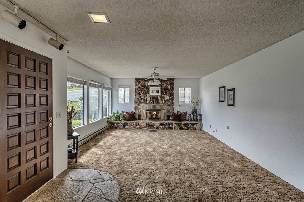 3814 R Avenue Anacortes, WA 98221 - Photo 4 of 19 Gallery Image 4