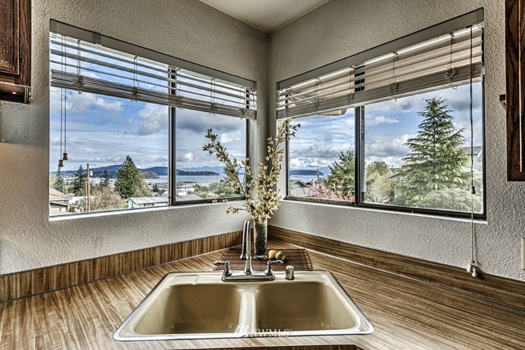 3814 R Avenue Anacortes, WA 98221 - Photo 9 of 19 Gallery Image 9