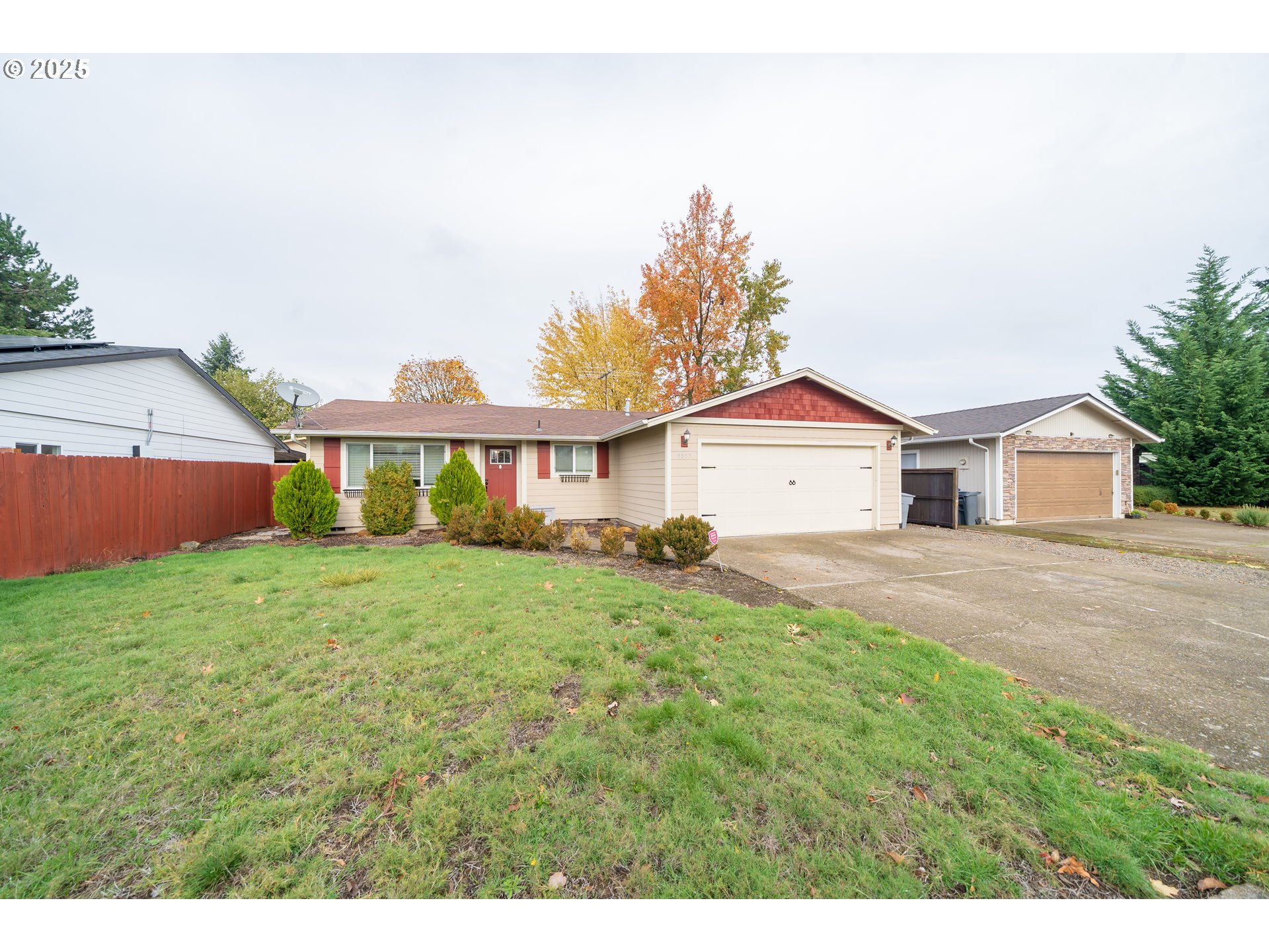 a view of a house with backyard and a garden