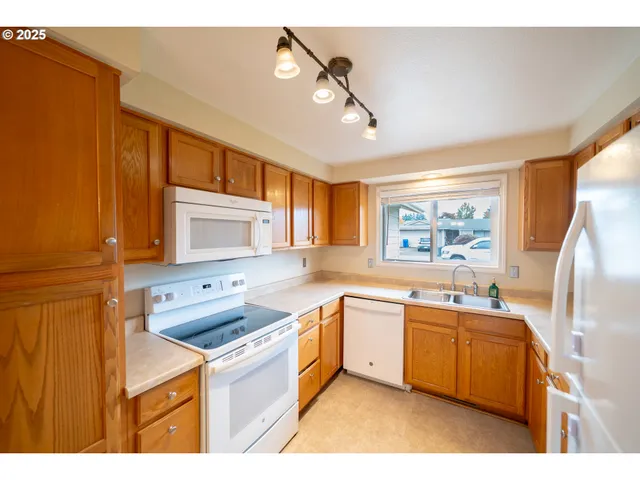 $399,900 | 4555 Swallow Court Northeast, Salem, OR 97301