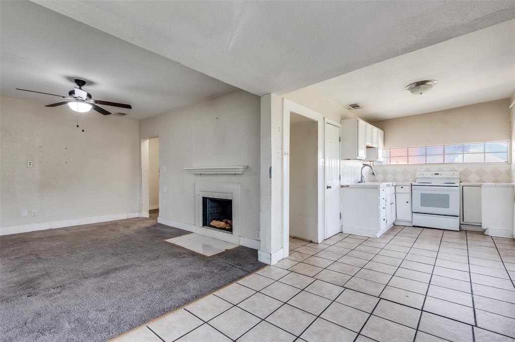 1015 Kings Highway Dallas, TX 75208 - Photo 7 of 15 a view of a kitchen with electric appliances