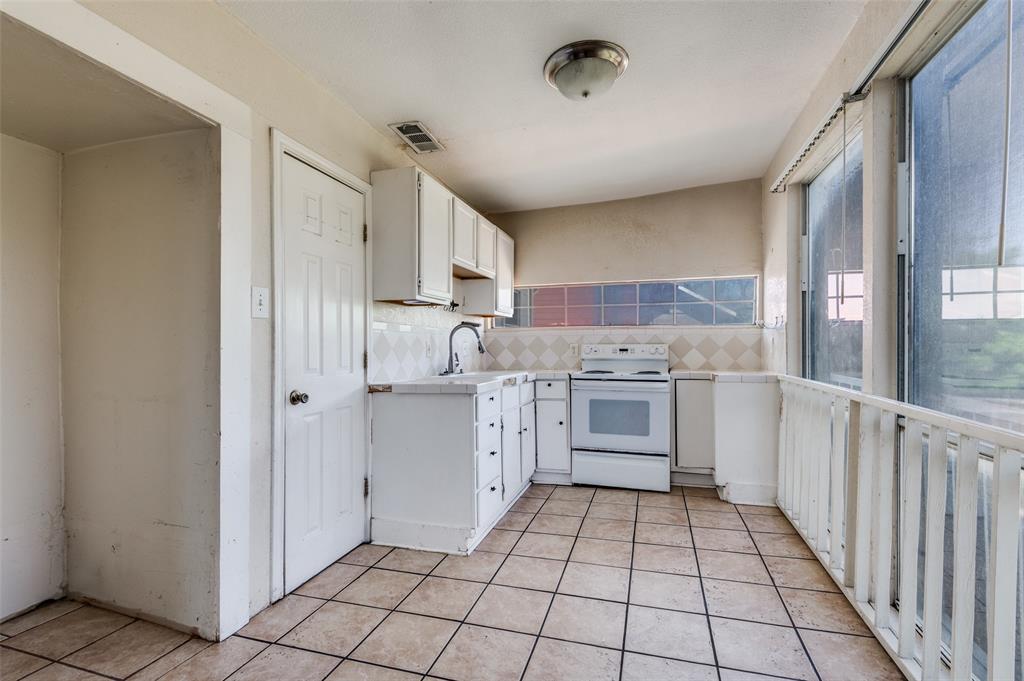 1015 Kings Highway Dallas, TX 75208 - Photo 8 of 15 a kitchen with a stove top oven and cabinets