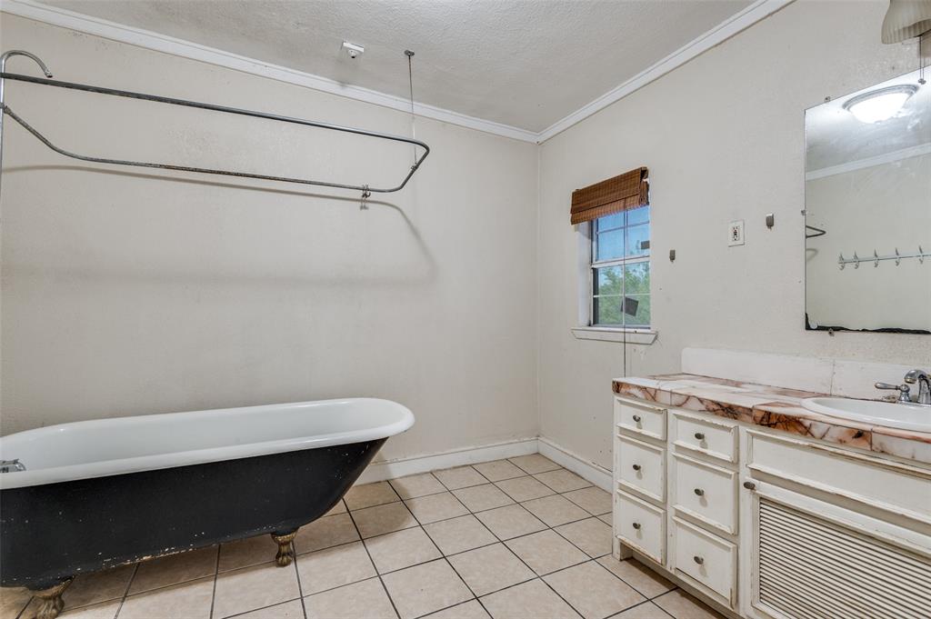 1015 Kings Highway Dallas, TX 75208 - Photo 9 of 15 a bathroom with a toilet and a shower