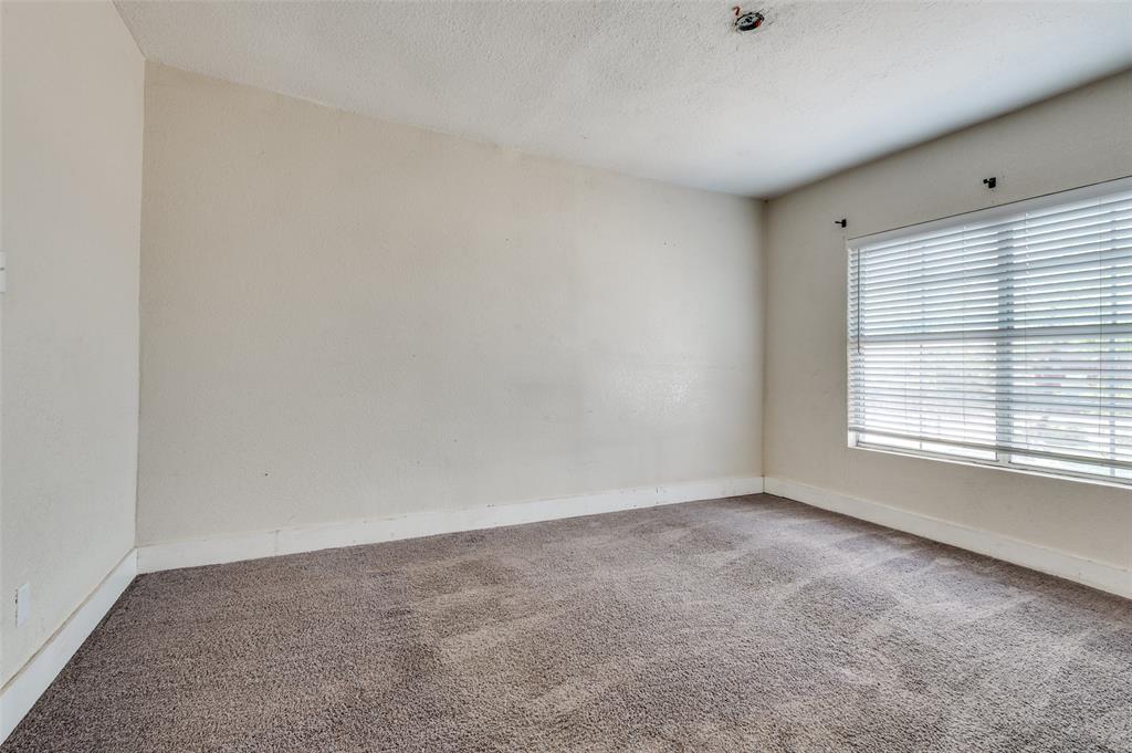 1015 Kings Highway Dallas, TX 75208 - Photo 10 of 15 a view of an empty room with a window