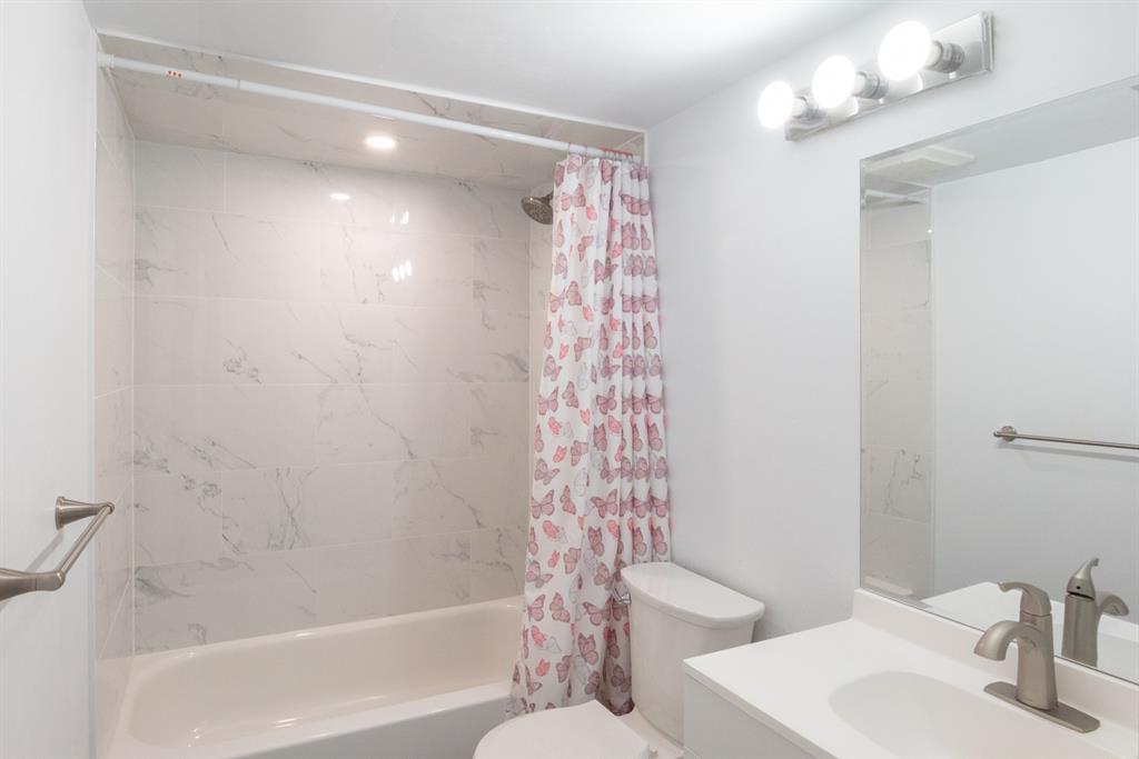 3118 Spanish Wells Drive, Unit 15C Delray Beach, FL 33445 - Photo 19 of 40 a bathroom with a bathtub a sink and a mirror